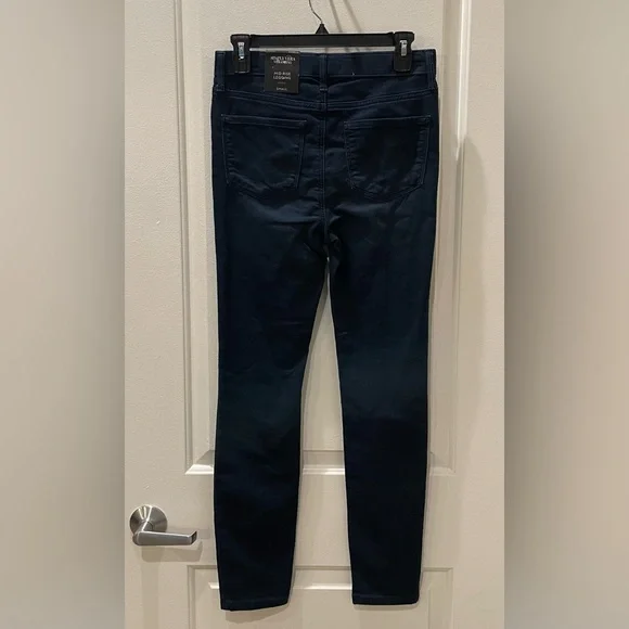 NEW…Simply Vera Vera Wang Mid Rise Denim
Leggings - Picture 3 of 4